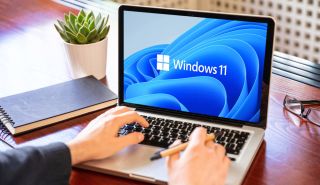 在 Apple MacBook 筆記本電腦上運(yùn)行的 Microsoft Windows 11。