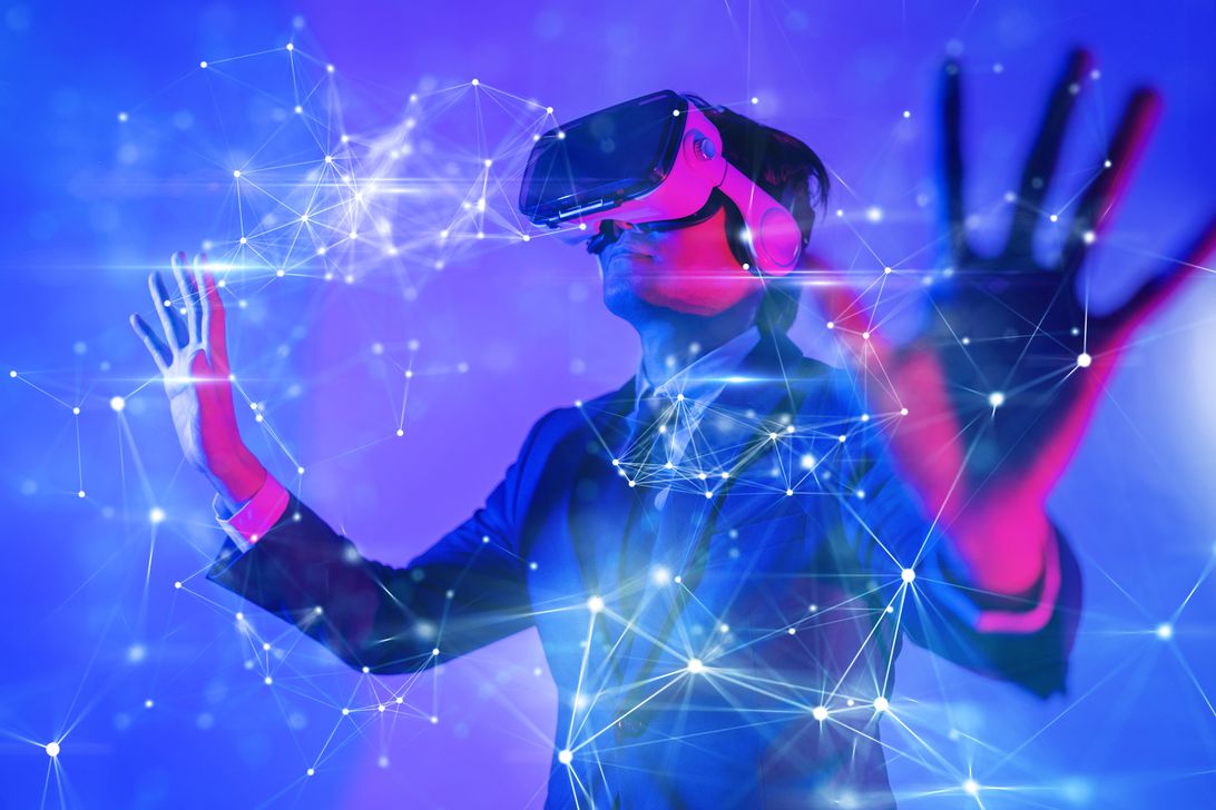 一個穿著西裝的男人戴著 VR 耳機。