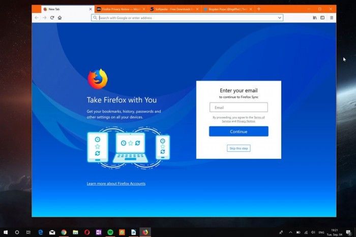 Mozilla今日面向所有支持的桌面平臺發(fā)布了Firefox 62正式版，雖然舊版本目前仍未開放升級通道，但心急的用戶可以前往服務(wù)器下載最新版本。新版Firefox強化了同步功能，允許用戶斷開服務(wù)移除收藏夾、訪問歷史、密碼、cookies和緩存等數(shù)據(jù)。   此外，在“漢堡”菜單中新增了追蹤保護的開關(guān)，在 開發(fā) 者工具中引入了三個面板的窗口查看器。對于普通用戶來說，最為重要的改進是新標(biāo)簽的配置，自該版本開始新標(biāo)簽頁可以配置顯示熱門 網(wǎng)站 、高亮、Pocket數(shù)據(jù)，以及選擇多少行數(shù)據(jù)顯示等等。   新版本中最為實用的改進是位于地址欄右側(cè)的“ Clear Site Data and Cookies”選項，能允許用戶為已經(jīng)加載的網(wǎng)站刪除數(shù)據(jù)。這意味著該頁面的數(shù)據(jù)能夠輕松刪除，而不需要清除整個瀏覽會話。